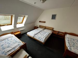 小莫拉夫卡Hotel Figura的一间卧室设有两张床和两个窗户。