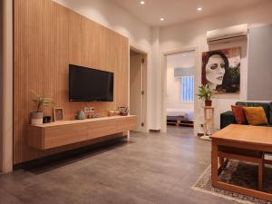 贝鲁特Charming 2BR Gemayze的客厅设有壁挂式平面电视。