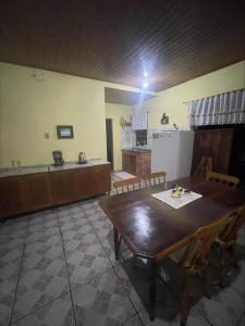 尚格里拉Casa Família Mattos的厨房以及带木桌和椅子的用餐室。