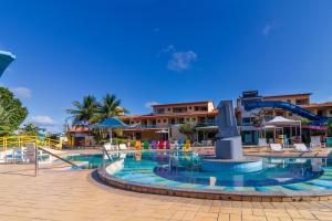 塞拉Praia Sol Hotel by Castelo Itaipava的度假村的游泳池,带水滑梯