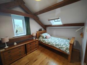 兰贝德Ty Gwennol near Gilfach Goch的一间卧室设有一张床和一个窗口