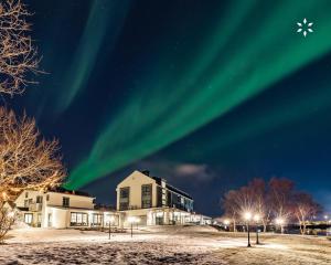 莫舍恩福如豪甘斯酒店的天空中北极光的图像