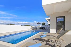 普罗塔拉斯Villa Genesis的别墅 - 带游泳池和躺椅