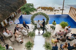 爱妮岛Mua Tala Hotel El Nido的婚礼上站在拱门下的新娘和新郎