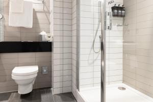 泰恩河畔纽卡斯尔纽卡斯尔皇冠假日酒店 - 史蒂芬森区的白色的浴室设有卫生间和淋浴。