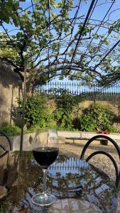 Porto Area, Poolside Sunsets of Vila Boa的坐在桌子上的一杯葡萄酒