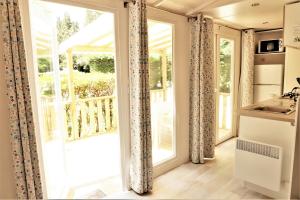 阿维尼翁新城Camping les Avignon - la Laune的厨房配有带水槽的滑动玻璃门