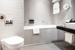 泰恩河畔纽卡斯尔纽卡斯尔皇冠假日酒店 - 史蒂芬森区的白色的浴室设有卫生间和水槽。