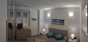 卡利亚里Casa di Eloisa的一间卧室配有一张带蓝色枕头的床。