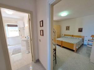 卡斯特尔萨多La vista più bella的客房设有带一张床的卧室和一间浴室。