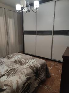 蒙托罗EL NIDO的卧室设有滑动玻璃门和1张床