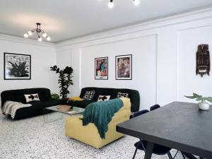 贝鲁特Chill 2Br haven Gemmayze的客厅配有黑色沙发和桌子