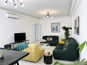 贝鲁特Chill 2Br haven Gemmayze的客厅配有两张沙发和一台电视机
