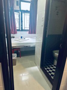 香港KATHMANDU GUEST HOUSE的带淋浴、卫生间和盥洗盆的浴室