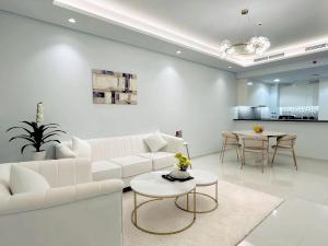 Skyline Serenity 2BR Haven的休息区