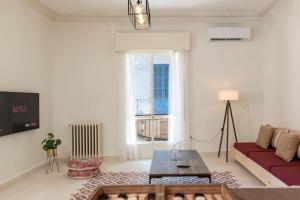 贝鲁特Mauds Elegant Cocoon at Monot的客厅设有红色的沙发和窗户。