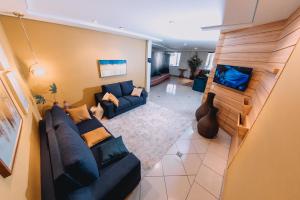 伊塔蒂巴Itatiba Orion Hotel的享有带蓝色沙发的客厅的顶部景色。