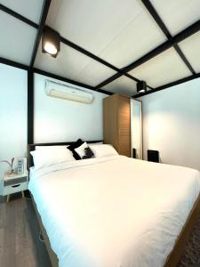 Ban Thap NangPeaceful & Contemporary Duplex Escape的卧室配有一张白色大床