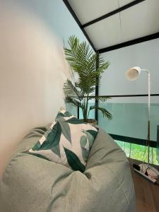 Ban Thap NangPeaceful & Contemporary Duplex Escape的一张沙发,上面有枕头和植物