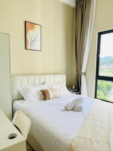 怡保The Horizon Ipoh By Iconique Espace的卧室配有一张大白色床和窗户