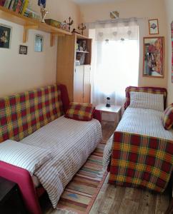 扎费拉纳-埃特内阿费多阿尔吉拉兹度假屋的一间带两张床和一张沙发的客厅