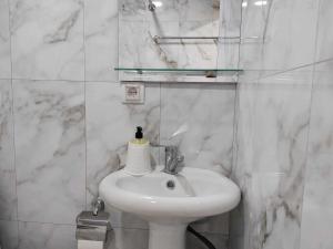 叶海格纳佐尔Sun House的白色的浴室设有水槽和镜子