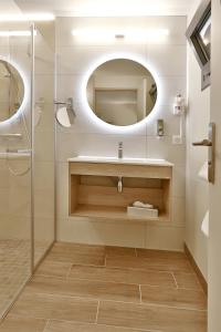 梅拉尔斯多梅因罗尼酒店的一间带水槽和镜子的浴室