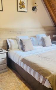 Unha艾斯奎斯旅馆的一张带白色枕头的大床