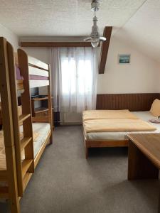 扬斯凯拉兹涅卡博托瓦布达山林小屋的客房设有两张双层床和一扇窗户。
