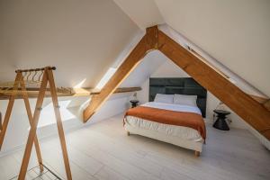 坎佩尔Le Duplex, proche centre-ville的阁楼卧室设有一张床和梯子