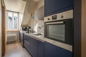 坎佩尔Le Duplex, proche centre-ville的厨房配有水槽和炉灶 顶部烤箱