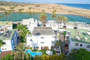 圣巴托洛梅Maspalomas Beach Point的海滩旁房屋的空中景致