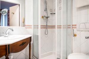 巴黎Maison Eugenie的带淋浴和盥洗盆的浴室