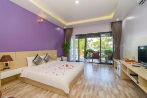 富国Mai Phuong Resort Phu Quoc的一间带大床和电视的卧室