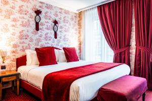 巴黎Maison Eugenie的一间卧室配有一张带红色窗帘的大床