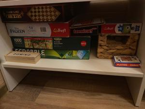 采西斯Tiny House Cēsis的书架上装有食品盒和书籍