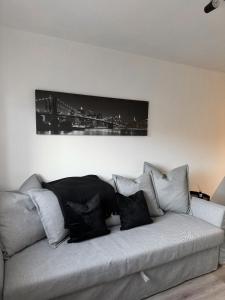 博勒姆伍德Apartment Close to the Studios的一张黑白相间的沙发上墙上的照片