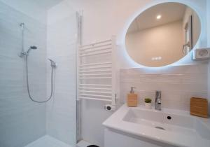 马赛Maison au cœur de l’Estaque的白色的浴室设有水槽和镜子