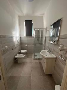 圣欧费米亚拉默齐亚Mary's House的带淋浴、卫生间和盥洗盆的浴室