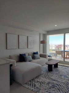 卡耐特蒂贝兰格Gran Canet luxury apartment with sea view的白色的客厅配有沙发和桌子