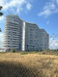 卡耐特蒂贝兰格Gran Canet luxury apartment with sea view的栅栏前的高楼