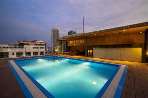 岘港Hai Trieu Hotel的大楼屋顶上的大型游泳池