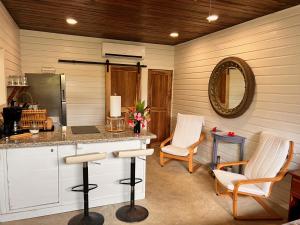 RiversdaleLa Vida Belize - Studio的厨房配有柜台、椅子和镜子