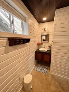 RiversdaleLa Vida Belize - Studio的一间带水槽和镜子的浴室