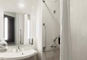 诺伊斯·勒·格兰德B&B HOTEL Noisy-le-Grand的带淋浴和盥洗盆的白色浴室