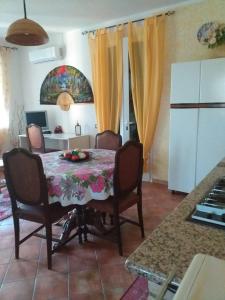 奥尔梅多La Villetta的一间带桌椅的厨房和一间房间