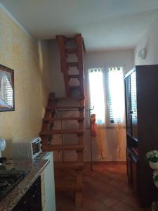 奥尔梅多La Villetta的一间厨房,在房间内有螺旋楼梯