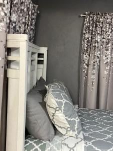 蒙特哥贝Montego Bay, Ironshore Luxury Studio的一间卧室配有一张带白色床头板的床