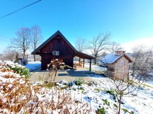 斯诺基Holiday home The Hive的前面的谷仓里积雪