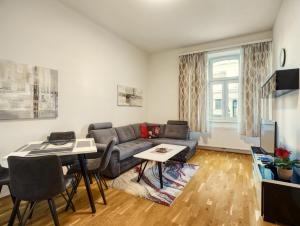 维也纳Flarent Vienna Apartments-HG的客厅配有沙发和桌子